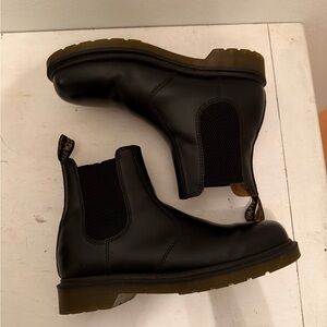 Dr. Martens 2976 Black Leather Chelsea Boots Women’s 7 Men’s 6
